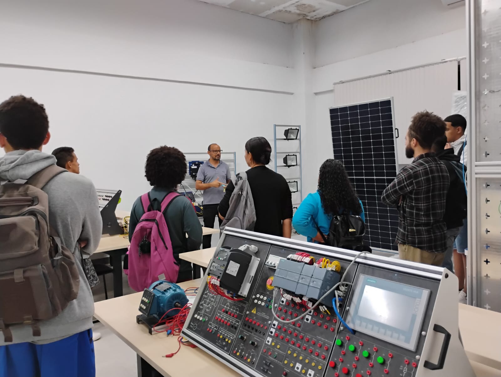 Estudantes conhecem o bloco tecnológico Estudantes conhecem o bloco tecnológico